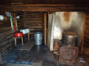 Le sauna qui permet de se laver et aussi de faire les lessives, on chauffe l’eau avec un poêle à bois